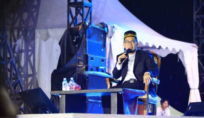 ust adi hidayat Bhayangkara Fest 2026 Resmi Dibuka, Ribuan Warga Padati Mapolda Aceh Meski Diguyur Hujan Komparatif.ID, Banda Aceh– Kepolisian Daerah (Polda) Aceh resmi membuka Bhayangkara Fest 2026 dalam rangka memperingati Hari Bhayangkara ke-80. Kegiatan yang dipusatkan di Lapangan Merah Mapolda Aceh, Banda Aceh, itu berlangsung selama empat hari, mulai 19 hingga 22 Juni 2026, dengan menghadirkan berbagai agenda yang melibatkan masyarakat. Pembukaan Bhayangkara Fest 2026 dilakukan langsung oleh Kapolda Aceh Irjen Pol. Drs. Marzuki Ali Basyah, M.M., pada Jumat malam (19/6/2026). Acara tersebut dihadiri ribuan masyarakat. Meski hujan mengguyur kawasan Mapolda Aceh, antusiasme masyarakat untuk mengikuti rangkaian pembukaan tetap tinggi.