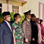 Wabup Bireuen Hadiri Hari Bhayangkara ke-80, Ini Pesan Presiden untuk Polri Wabup Bireuen Hadiri Hari Bhayangkara ke-80, Ini Pesan Presiden untuk Polri Komparatif.ID, Bireuen– Wakil Bupati Bireuen, Ir. Razuardi, M.T., menghadiri Upacara Hari Bhayangkara ke-80 di Mapolres Bireuen, Rabu (1/7/2026). Dalam upacara tersebut, Kapolres Bireuen membacakan amanat Presiden Republik Indonesia yang menekankan pentingnya reformasi kelembagaan dan peningkatan kualitas pelayanan Polri kepada masyarakat. Kegiatan yang mengusung tema "80 Tahun Mengabdi, Polri untuk Masyarakat" itu dihadiri unsur Forum Koordinasi Pimpinan Daerah (Forkopimda), jajaran TNI dan Polri, tokoh agama, serta tokoh masyarakat.