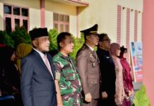 Wabup Bireuen Hadiri Hari Bhayangkara ke-80, Ini Pesan Presiden untuk Polri Wabup Bireuen Hadiri Hari Bhayangkara ke-80, Ini Pesan Presiden untuk Polri Komparatif.ID, Bireuen– Wakil Bupati Bireuen, Ir. Razuardi, M.T., menghadiri Upacara Hari Bhayangkara ke-80 di Mapolres Bireuen, Rabu (1/7/2026). Dalam upacara tersebut, Kapolres Bireuen membacakan amanat Presiden Republik Indonesia yang menekankan pentingnya reformasi kelembagaan dan peningkatan kualitas pelayanan Polri kepada masyarakat. Kegiatan yang mengusung tema "80 Tahun Mengabdi, Polri untuk Masyarakat" itu dihadiri unsur Forum Koordinasi Pimpinan Daerah (Forkopimda), jajaran TNI dan Polri, tokoh agama, serta tokoh masyarakat.