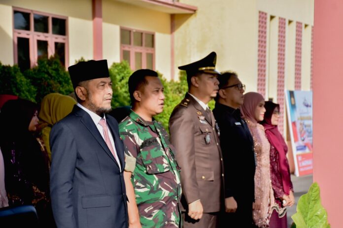 Wabup Bireuen Hadiri Hari Bhayangkara ke-80, Ini Pesan Presiden untuk Polri Komparatif.ID, Bireuen– Wakil Bupati Bireuen, Ir. Razuardi, M.T., menghadiri Upacara Hari Bhayangkara ke-80 di Mapolres Bireuen, Rabu (1/7/2026). Dalam upacara tersebut, Kapolres Bireuen membacakan amanat Presiden Republik Indonesia yang menekankan pentingnya reformasi kelembagaan dan peningkatan kualitas pelayanan Polri kepada masyarakat. Kegiatan yang mengusung tema "80 Tahun Mengabdi, Polri untuk Masyarakat" itu dihadiri unsur Forum Koordinasi Pimpinan Daerah (Forkopimda), jajaran TNI dan Polri, tokoh agama, serta tokoh masyarakat.