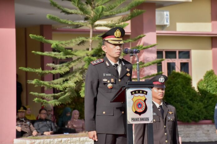 HUT Bhayangkara ke-80, Kapolres Bireuen Tegaskan Komitmen Tingkatkan Pelayanan Publik Komparatif.ID, Bireuen– Peringatan Hari Ulang Tahun (HUT) Bhayangkara ke-80 di Kabupaten Bireuen menjadi momentum bagi jajaran Kepolisian Resor (Polres) Bireuen untuk menegaskan komitmennya dalam meningkatkan kualitas pelayanan kepada masyarakat. Komitmen tersebut disampaikan langsung oleh Kapolres Bireuen, AKBP Tuschad Cipta Herdani, S.I.K., M.Med.Kom., saat memimpin upacara yang digelar di Lapangan Hijau 97 Wira Pratama Polres Bireuen, Rabu (1/7/2026). Dalam amanat Presiden Republik Indonesia yang dibacakannya, Kapolres menekankan pentingnya penguatan reformasi kelembagaan agar Polri semakin profesional, transparan, dan akuntabel dalam menjalankan tugas. Menurutnya, tantangan yang terus berkembang menuntut seluruh personel kepolisian untuk meningkatkan kapasitas sumber daya manusia, terutama dalam menghadapi perkembangan teknologi dan dinamika keamanan di era digital.