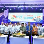 Bupati Bireuen Hadiri HUT Ke-26 APKASI, Fokus Perkuat Sinergi Antar Daerah Bupati Bireuen Hadiri HUT Ke-26 APKASI, Fokus Perkuat Sinergi Antar Daerah Komparatif.ID, Deli Serdang– Bupati Bireuen, Ir. Mukhlis, ST, menghadiri pembukaan peringatan Hari Ulang Tahun (HUT) Ke-26 Asosiasi Pemerintah Kabupaten Seluruh Indonesia (APKASI) yang digelar di Kabupaten Deli Serdang, Provinsi Sumatera Utara, Rabu, (1/7/2026). Dalam kegiatan tersebut, Bupati Bireuen didampingi Ketua Tim Penggerak Pemberdayaan dan Kesejahteraan Keluarga (TP PKK) Kabupaten Bireuen, Ny. Sadriah Mukhlis. Kehadiran Bupati Bireuen beserta rombongan diawali dengan penyambutan di Bandara Internasional Kualanamu oleh jajaran Pemerintah Kabupaten Deli Serdang. Rombongan disambut melalui prosesi penyambutan khas daerah sebagai bentuk penghormatan kepada para tamu yang menghadiri agenda nasional tersebut.