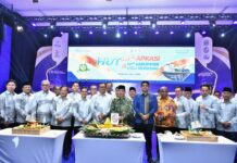 Bupati Bireuen Hadiri HUT Ke-26 APKASI, Fokus Perkuat Sinergi Antar Daerah Bupati Bireuen Hadiri HUT Ke-26 APKASI, Fokus Perkuat Sinergi Antar Daerah Komparatif.ID, Deli Serdang– Bupati Bireuen, Ir. Mukhlis, ST, menghadiri pembukaan peringatan Hari Ulang Tahun (HUT) Ke-26 Asosiasi Pemerintah Kabupaten Seluruh Indonesia (APKASI) yang digelar di Kabupaten Deli Serdang, Provinsi Sumatera Utara, Rabu, (1/7/2026). Dalam kegiatan tersebut, Bupati Bireuen didampingi Ketua Tim Penggerak Pemberdayaan dan Kesejahteraan Keluarga (TP PKK) Kabupaten Bireuen, Ny. Sadriah Mukhlis. Kehadiran Bupati Bireuen beserta rombongan diawali dengan penyambutan di Bandara Internasional Kualanamu oleh jajaran Pemerintah Kabupaten Deli Serdang. Rombongan disambut melalui prosesi penyambutan khas daerah sebagai bentuk penghormatan kepada para tamu yang menghadiri agenda nasional tersebut.