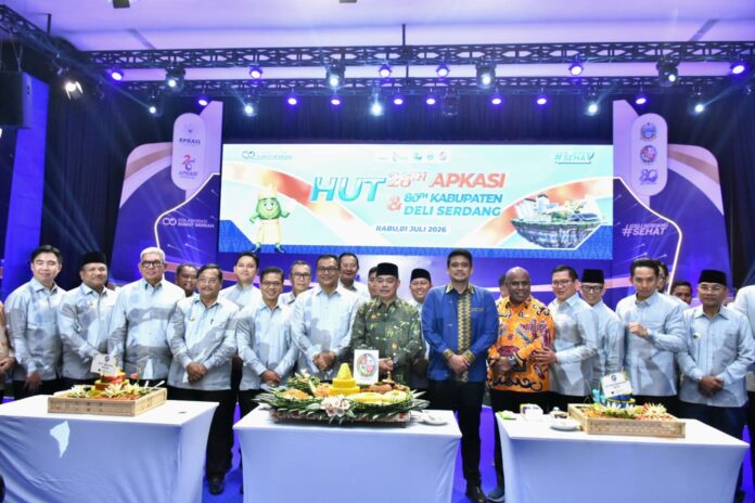 Bupati Bireuen 3 Bupati Bireuen Hadiri HUT Ke-26 APKASI, Fokus Perkuat Sinergi Antar Daerah Komparatif.ID, Deli Serdang– Bupati Bireuen, Ir. Mukhlis, ST, menghadiri pembukaan peringatan Hari Ulang Tahun (HUT) Ke-26 Asosiasi Pemerintah Kabupaten Seluruh Indonesia (APKASI) yang digelar di Kabupaten Deli Serdang, Provinsi Sumatera Utara, Rabu, (1/7/2026). Dalam kegiatan tersebut, Bupati Bireuen didampingi Ketua Tim Penggerak Pemberdayaan dan Kesejahteraan Keluarga (TP PKK) Kabupaten Bireuen, Ny. Sadriah Mukhlis. Kehadiran Bupati Bireuen beserta rombongan diawali dengan penyambutan di Bandara Internasional Kualanamu oleh jajaran Pemerintah Kabupaten Deli Serdang. Rombongan disambut melalui prosesi penyambutan khas daerah sebagai bentuk penghormatan kepada para tamu yang menghadiri agenda nasional tersebut.