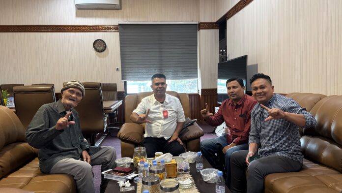 Kadis Pendidikan Aceh bersama Sastrawan LK Ara Kadis Pendidikan Aceh Murthalamuddin