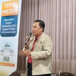 LPS Sebut 99 Persen Rekening di Aceh Dijamin, Penjaminan Polis Mulai Disiapkan LPS Sebut 99,99 Persen Rekening di Aceh Dijamin, Penjaminan Polis Mulai Disiapkan Kompratif.ID, Banda Aceh– Lembaga Penjamin Simpanan (LPS) melalui Kantor Perwakilan LPS I memperkuat sinergi dengan insan pers di Aceh dengan memaparkan perkembangan persiapan implementasi Program Penjaminan Polis (PPP) yang ditargetkan berlaku pada 2028, sekaligus menegaskan bahwa 99,99 persen rekening nasabah perbankan di Provinsi Aceh saat ini telah dijamin penuh oleh LPS. Hal itu disampaikan dalam kegiatan Temu Media dan Silaturahmi bersama jurnalis se-Provinsi Aceh di Banda Aceh, Sabtu (11/7/2026). Kepala Kantor Perwakilan LPS I, Jimmy Ardianto, mengatakan media memiliki peran penting dalam menyampaikan informasi yang akurat kepada masyarakat, terutama terkait fungsi dan peran LPS dalam menjaga kepercayaan terhadap sistem keuangan. Menurutnya, sinergi dengan insan pers menjadi semakin penting mengingat seluruh ekosistem perbankan yang berkantor pusat di Aceh kini telah menerapkan sistem syariah.