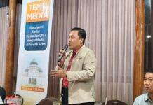 LPS Sebut 99 Persen Rekening di Aceh Dijamin, Penjaminan Polis Mulai Disiapkan LPS Sebut 99,99 Persen Rekening di Aceh Dijamin, Penjaminan Polis Mulai Disiapkan Kompratif.ID, Banda Aceh– Lembaga Penjamin Simpanan (LPS) melalui Kantor Perwakilan LPS I memperkuat sinergi dengan insan pers di Aceh dengan memaparkan perkembangan persiapan implementasi Program Penjaminan Polis (PPP) yang ditargetkan berlaku pada 2028, sekaligus menegaskan bahwa 99,99 persen rekening nasabah perbankan di Provinsi Aceh saat ini telah dijamin penuh oleh LPS. Hal itu disampaikan dalam kegiatan Temu Media dan Silaturahmi bersama jurnalis se-Provinsi Aceh di Banda Aceh, Sabtu (11/7/2026). Kepala Kantor Perwakilan LPS I, Jimmy Ardianto, mengatakan media memiliki peran penting dalam menyampaikan informasi yang akurat kepada masyarakat, terutama terkait fungsi dan peran LPS dalam menjaga kepercayaan terhadap sistem keuangan. Menurutnya, sinergi dengan insan pers menjadi semakin penting mengingat seluruh ekosistem perbankan yang berkantor pusat di Aceh kini telah menerapkan sistem syariah.