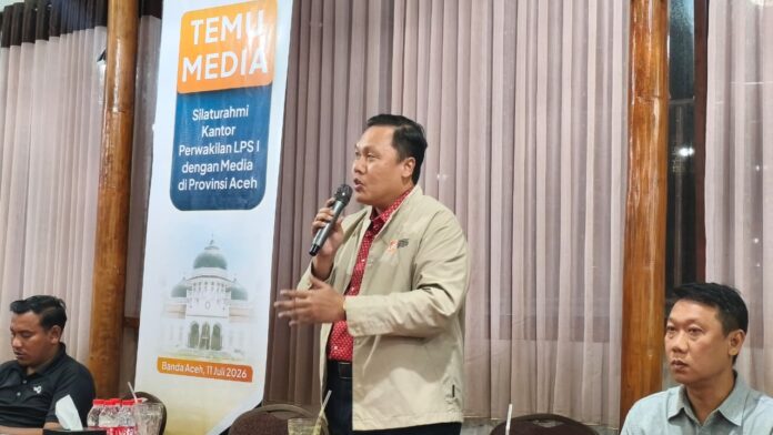 jimmy kepala LPS I LPS Sebut 99,99 Persen Rekening di Aceh Dijamin, Penjaminan Polis Mulai Disiapkan Kompratif.ID, Banda Aceh– Lembaga Penjamin Simpanan (LPS) melalui Kantor Perwakilan LPS I memperkuat sinergi dengan insan pers di Aceh dengan memaparkan perkembangan persiapan implementasi Program Penjaminan Polis (PPP) yang ditargetkan berlaku pada 2028, sekaligus menegaskan bahwa 99,99 persen rekening nasabah perbankan di Provinsi Aceh saat ini telah dijamin penuh oleh LPS. Hal itu disampaikan dalam kegiatan Temu Media dan Silaturahmi bersama jurnalis se-Provinsi Aceh di Banda Aceh, Sabtu (11/7/2026). Kepala Kantor Perwakilan LPS I, Jimmy Ardianto, mengatakan media memiliki peran penting dalam menyampaikan informasi yang akurat kepada masyarakat, terutama terkait fungsi dan peran LPS dalam menjaga kepercayaan terhadap sistem keuangan. Menurutnya, sinergi dengan insan pers menjadi semakin penting mengingat seluruh ekosistem perbankan yang berkantor pusat di Aceh kini telah menerapkan sistem syariah.