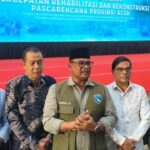 Satgas PRR Gandeng 12 Rektor, Kampus Aceh Siap Percepat Rehabilitasi Pascabencana Satgas PRR Gandeng 12 Rektor, Kampus Aceh Siap Percepat Rehabilitasi Pascabencana Komparatif.ID, Banda Aceh– Memasuki tahap rehabilitasi dan rekonstruksi pascabencana, Satuan Tugas Percepatan Rehabilitasi dan Rekonstruksi (Satgas PRR) memperkuat kolaborasi dengan perguruan tinggi di Aceh. Sebanyak 12 rektor perguruan tinggi negeri dan swasta menyatakan komitmennya mendukung percepatan pemulihan dalam diskusi publik yang digelar di AAC Dayan Dawood Universitas Syiah Kuala (USK), Banda Aceh, Jumat (24/7/2026). Kepala Posko Wilayah Aceh pada Satuan Tugas Percepatan Rehabilitasi dan Rekonstruksi (Satgas PRR) Sumatra, Safrizal ZA, mengatakan perguruan tinggi akan menjadi salah satu mitra strategis pemerintah dalam mendukung percepatan rehabilitasi dan rekonstruksi pascabencana di Aceh. Safrizal menjelaskan, salah satu bentuk kerja sama yang disepakati adalah keterlibatan kampus dalam penataan ruang dan pengkajian risiko bencana. Selain itu, perguruan tinggi juga akan dilibatkan dalam penilaian, revitalisasi, dan rekonstruksi lahan pertanian, termasuk sawah dan kebun, serta berbagai program pemberdayaan masyarakat di daerah terdampak.