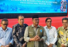 Satgas PRR Gandeng 12 Rektor, Kampus Aceh Siap Percepat Rehabilitasi Pascabencana Satgas PRR Gandeng 12 Rektor, Kampus Aceh Siap Percepat Rehabilitasi Pascabencana Komparatif.ID, Banda Aceh– Memasuki tahap rehabilitasi dan rekonstruksi pascabencana, Satuan Tugas Percepatan Rehabilitasi dan Rekonstruksi (Satgas PRR) memperkuat kolaborasi dengan perguruan tinggi di Aceh. Sebanyak 12 rektor perguruan tinggi negeri dan swasta menyatakan komitmennya mendukung percepatan pemulihan dalam diskusi publik yang digelar di AAC Dayan Dawood Universitas Syiah Kuala (USK), Banda Aceh, Jumat (24/7/2026). Kepala Posko Wilayah Aceh pada Satuan Tugas Percepatan Rehabilitasi dan Rekonstruksi (Satgas PRR) Sumatra, Safrizal ZA, mengatakan perguruan tinggi akan menjadi salah satu mitra strategis pemerintah dalam mendukung percepatan rehabilitasi dan rekonstruksi pascabencana di Aceh. Safrizal menjelaskan, salah satu bentuk kerja sama yang disepakati adalah keterlibatan kampus dalam penataan ruang dan pengkajian risiko bencana. Selain itu, perguruan tinggi juga akan dilibatkan dalam penilaian, revitalisasi, dan rekonstruksi lahan pertanian, termasuk sawah dan kebun, serta berbagai program pemberdayaan masyarakat di daerah terdampak.