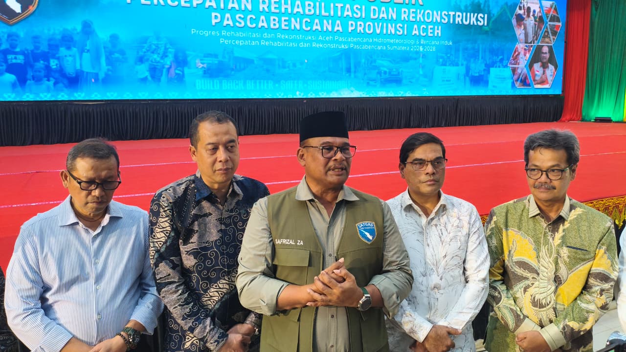 Satgas PRR Gandeng 12 Rektor, Kampus Aceh Siap Percepat Rehabilitasi Pascabencana Komparatif.ID, Banda Aceh– Memasuki tahap rehabilitasi dan rekonstruksi pascabencana, Satuan Tugas Percepatan Rehabilitasi dan Rekonstruksi (Satgas PRR) memperkuat kolaborasi dengan perguruan tinggi di Aceh. Sebanyak 12 rektor perguruan tinggi negeri dan swasta menyatakan komitmennya mendukung percepatan pemulihan dalam diskusi publik yang digelar di AAC Dayan Dawood Universitas Syiah Kuala (USK), Banda Aceh, Jumat (24/7/2026). Kepala Posko Wilayah Aceh pada Satuan Tugas Percepatan Rehabilitasi dan Rekonstruksi (Satgas PRR) Sumatra, Safrizal ZA, mengatakan perguruan tinggi akan menjadi salah satu mitra strategis pemerintah dalam mendukung percepatan rehabilitasi dan rekonstruksi pascabencana di Aceh. Safrizal menjelaskan, salah satu bentuk kerja sama yang disepakati adalah keterlibatan kampus dalam penataan ruang dan pengkajian risiko bencana. Selain itu, perguruan tinggi juga akan dilibatkan dalam penilaian, revitalisasi, dan rekonstruksi lahan pertanian, termasuk sawah dan kebun, serta berbagai program pemberdayaan masyarakat di daerah terdampak.
