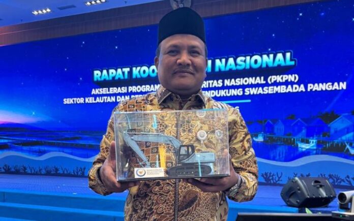 Bireuen Terima 1 Unit Excavator dari KKP, Percepat Pemulihan Tambak Pascabanjir