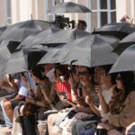 Gelombang Panas Bergeser ke Eropa Timur, Korban Tewas Tembus 1.300 Orang Gelombang Panas Bergeser ke Eropa Timur, Korban Tewas Tembus 1.300 Orang Komparaif.ID, Budapest– Gelombang panas ekstrem yang melanda Eropa terus menimbulkan dampak serius terhadap kesehatan masyarakat dan layanan publik. Setelah lebih dahulu memecahkan berbagai rekor suhu di kawasan Eropa Barat, fenomena kubah panas (heat dome) kini bergeser ke wilayah Eropa Tengah dan Timur. Organisasi Kesehatan Dunia (WHO) mencatat lebih dari 1.300 kematian berlebih (excess deaths) sejak 21 Juni 2026 yang dikaitkan dengan suhu ekstrem tersebut. Berdasarkan informasi yang dihimpun pada Rabu, 1 Juli 2026, WHO menyebut gelombang panas kali ini menjadi salah satu tantangan kesehatan masyarakat yang paling serius di kawasan Eropa. Lonjakan suhu yang terjadi di berbagai negara meningkatkan risiko dehidrasi, serangan panas (heatstroke), hingga memperburuk kondisi penyakit yang telah diderita kelompok rentan, terutama lanjut usia.