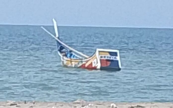 Mesin Masih Menyala, Boat Tanpa Awak Ditemukan Mengapung di Pesisir Pidie