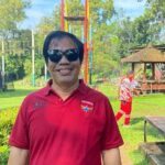 Jejak Karir Temon, Dari Radio SK hingga Jadi Ikon Sitkom Indonesia Komparatif.ID, Jakarta– Kepergian komedian Simson Rarameha Ngadang atau yang lebih dikenal sebagai Temon pada Minggu (12/7/2026), meninggalkan duka mendalam bagi dunia hiburan Indonesia. Di balik kabar wafatnya pada usia 59 tahun, Temon meninggalkan perjalanan karier panjang yang menjadikannya salah satu komedian dengan kiprah lintas generasi di industri hiburan Tanah Air. Nama Temon mulai dikenal publik setelah meniti karier di Radio Suara Kejayaan (SK) pada awal 1990-an. Di stasiun radio tersebut, ia bertemu dengan Abdel Achrian. Pertemuan yang awalnya terjadi secara tidak sengaja kemudian berkembang menjadi kemitraan yang bertahan selama lebih dari tiga dekade dan melahirkan salah satu duet komedi paling dikenal di Indonesia.