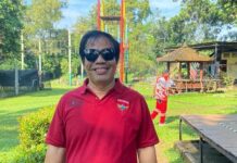 Jejak Karir Temon, Dari Radio SK hingga Jadi Ikon Sitkom Indonesia Komparatif.ID, Jakarta– Kepergian komedian Simson Rarameha Ngadang atau yang lebih dikenal sebagai Temon pada Minggu (12/7/2026), meninggalkan duka mendalam bagi dunia hiburan Indonesia. Di balik kabar wafatnya pada usia 59 tahun, Temon meninggalkan perjalanan karier panjang yang menjadikannya salah satu komedian dengan kiprah lintas generasi di industri hiburan Tanah Air. Nama Temon mulai dikenal publik setelah meniti karier di Radio Suara Kejayaan (SK) pada awal 1990-an. Di stasiun radio tersebut, ia bertemu dengan Abdel Achrian. Pertemuan yang awalnya terjadi secara tidak sengaja kemudian berkembang menjadi kemitraan yang bertahan selama lebih dari tiga dekade dan melahirkan salah satu duet komedi paling dikenal di Indonesia.