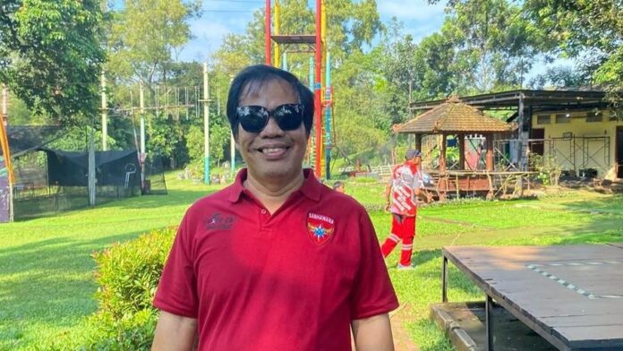 Komparatif.ID, Jakarta– Kepergian komedian Simson Rarameha Ngadang atau yang lebih dikenal sebagai Temon pada Minggu (12/7/2026), meninggalkan duka mendalam bagi dunia hiburan Indonesia. Di balik kabar wafatnya pada usia 59 tahun, Temon meninggalkan perjalanan karier panjang yang menjadikannya salah satu komedian dengan kiprah lintas generasi di industri hiburan Tanah Air. Nama Temon mulai dikenal publik setelah meniti karier di Radio Suara Kejayaan (SK) pada awal 1990-an. Di stasiun radio tersebut, ia bertemu dengan Abdel Achrian. Pertemuan yang awalnya terjadi secara tidak sengaja kemudian berkembang menjadi kemitraan yang bertahan selama lebih dari tiga dekade dan melahirkan salah satu duet komedi paling dikenal di Indonesia.