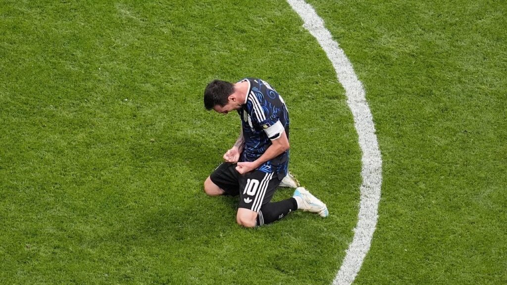 Messi Bawa Argentina ke Final Piala Dunia 2026 usai Comeback Dramatis Komparatif.ID, Atalanta– Laga Argentina vs Inggris pada semifinal Piala Dunia 2026 berakhir dramatis. Argentina memastikan tiket ke Final Piala Dunia 2026 setelah mengalahkan Inggris 2-1 di Stadion Mercedes-Benz, Atlanta, Rabu (15/7/2026). Sempat tertinggal lewat gol Anthony Gordon, juara bertahan bangkit melalui gol Enzo Fernández pada menit ke-85 dan Lautaro Martínez di masa injury time. Messi menjadi sosok kunci kemenangan Argentina dengan menyumbangkan dua assist. Pertandingan Argentina vs Inggris berlangsung ketat sejak menit awal. Kedua tim bermain disiplin dan berhati-hati sehingga peluang berbahaya sulit tercipta sepanjang babak pertama. Inggris dan Argentina sama-sama mengutamakan organisasi pertahanan sehingga skor tetap 0-0 hingga turun minum.
