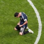 Messi Bawa Argentina ke Final Piala Dunia 2026 usai Comeback di Menit Akhir Messi Bawa Argentina ke Final Piala Dunia 2026 usai Comeback Dramatis Komparatif.ID, Atalanta– Laga Argentina vs Inggris pada semifinal Piala Dunia 2026 berakhir dramatis. Argentina memastikan tiket ke Final Piala Dunia 2026 setelah mengalahkan Inggris 2-1 di Stadion Mercedes-Benz, Atlanta, Rabu (15/7/2026). Sempat tertinggal lewat gol Anthony Gordon, juara bertahan bangkit melalui gol Enzo Fernández pada menit ke-85 dan Lautaro MartĂnez di masa injury time. Messi menjadi sosok kunci kemenangan Argentina dengan menyumbangkan dua assist. Pertandingan Argentina vs Inggris berlangsung ketat sejak menit awal. Kedua tim bermain disiplin dan berhati-hati sehingga peluang berbahaya sulit tercipta sepanjang babak pertama. Inggris dan Argentina sama-sama mengutamakan organisasi pertahanan sehingga skor tetap 0-0 hingga turun minum.