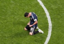 Messi Bawa Argentina ke Final Piala Dunia 2026 usai Comeback di Menit Akhir Messi Bawa Argentina ke Final Piala Dunia 2026 usai Comeback Dramatis Komparatif.ID, Atalanta– Laga Argentina vs Inggris pada semifinal Piala Dunia 2026 berakhir dramatis. Argentina memastikan tiket ke Final Piala Dunia 2026 setelah mengalahkan Inggris 2-1 di Stadion Mercedes-Benz, Atlanta, Rabu (15/7/2026). Sempat tertinggal lewat gol Anthony Gordon, juara bertahan bangkit melalui gol Enzo Fernández pada menit ke-85 dan Lautaro Martínez di masa injury time. Messi menjadi sosok kunci kemenangan Argentina dengan menyumbangkan dua assist. Pertandingan Argentina vs Inggris berlangsung ketat sejak menit awal. Kedua tim bermain disiplin dan berhati-hati sehingga peluang berbahaya sulit tercipta sepanjang babak pertama. Inggris dan Argentina sama-sama mengutamakan organisasi pertahanan sehingga skor tetap 0-0 hingga turun minum.