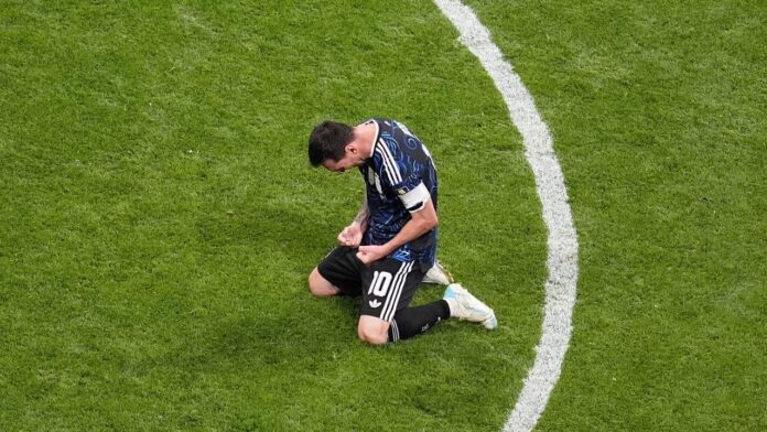 messi final Messi Bawa Argentina ke Final Piala Dunia 2026 usai Comeback Dramatis Komparatif.ID, Atalanta– Laga Argentina vs Inggris pada semifinal Piala Dunia 2026 berakhir dramatis. Argentina memastikan tiket ke Final Piala Dunia 2026 setelah mengalahkan Inggris 2-1 di Stadion Mercedes-Benz, Atlanta, Rabu (15/7/2026). Sempat tertinggal lewat gol Anthony Gordon, juara bertahan bangkit melalui gol Enzo Fernández pada menit ke-85 dan Lautaro Martínez di masa injury time. Messi menjadi sosok kunci kemenangan Argentina dengan menyumbangkan dua assist. Pertandingan Argentina vs Inggris berlangsung ketat sejak menit awal. Kedua tim bermain disiplin dan berhati-hati sehingga peluang berbahaya sulit tercipta sepanjang babak pertama. Inggris dan Argentina sama-sama mengutamakan organisasi pertahanan sehingga skor tetap 0-0 hingga turun minum.