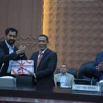 Gubernur Aceh Serahkan Raqan Pertanggungjawaban APBA 2025 ke DPRA Gubernur Aceh Serahkan Raqan Pertanggungjawaban APBA 2025 ke DPRA