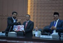 Gubernur Aceh Serahkan Raqan Pertanggungjawaban APBA 2025 ke DPRA Gubernur Aceh Serahkan Raqan Pertanggungjawaban APBA 2025 ke DPRA