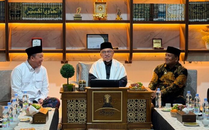 Bupati Bireuen Dampingi Menteri ATR/BPN Temui Waled Nu dan Abu Mudi
