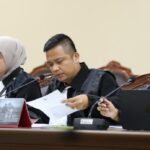 Perubahan UU Polri Digugat ke MK, Pemohon Nilai Partisipasi Publik Tak Bermakna Perubahan UU Polri Digugat ke MK, Pemohon Nilai Partisipasi Publik Tak Bermakna Komparatif.ID, Jakarta– Mahkamah Konstitusi menggelar sidang pemeriksaan pendahuluan terhadap permohonan uji formil Perubahan Ketiga atas Undang-Undang Nomor 2 Tahun 2002 tentang Kepolisian Negara Republik Indonesia, Selasa (30/6/2026). Dalam sidang tersebut, para pemohon menilai proses pembentukan perubahan Undang-Undang Polri tidak memenuhi asas partisipasi publik yang bermakna sebagaimana telah ditegaskan dalam putusan Mahkamah Konstitusi. Sidang yang berlangsung di Ruang Sidang Panel Gedung 2 Mahkamah Konstitusi, Jakarta, dipimpin Ketua Mahkamah Konstitusi Suhartoyo didampingi Hakim Konstitusi M. Guntur Hamzah dan Daniel Yusmic P. Foekh. Permohonan Nomor 227/PUU-XXIV/2026 diajukan oleh Syamsul Jahidin, Singgih Tomi Gumilang, dan Kharisma Jomenta Surbakti. Ketiganya mengajukan uji formil terhadap proses pembentukan perubahan Undang-Undang Polri dengan alasan bertentangan dengan ketentuan pembentukan peraturan perundang-undangan.