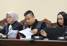 Perubahan UU Polri Digugat ke MK, Pemohon Nilai Partisipasi Publik Tak Bermakna Perubahan UU Polri Digugat ke MK, Pemohon Nilai Partisipasi Publik Tak Bermakna Komparatif.ID, Jakarta– Mahkamah Konstitusi menggelar sidang pemeriksaan pendahuluan terhadap permohonan uji formil Perubahan Ketiga atas Undang-Undang Nomor 2 Tahun 2002 tentang Kepolisian Negara Republik Indonesia, Selasa (30/6/2026). Dalam sidang tersebut, para pemohon menilai proses pembentukan perubahan Undang-Undang Polri tidak memenuhi asas partisipasi publik yang bermakna sebagaimana telah ditegaskan dalam putusan Mahkamah Konstitusi. Sidang yang berlangsung di Ruang Sidang Panel Gedung 2 Mahkamah Konstitusi, Jakarta, dipimpin Ketua Mahkamah Konstitusi Suhartoyo didampingi Hakim Konstitusi M. Guntur Hamzah dan Daniel Yusmic P. Foekh. Permohonan Nomor 227/PUU-XXIV/2026 diajukan oleh Syamsul Jahidin, Singgih Tomi Gumilang, dan Kharisma Jomenta Surbakti. Ketiganya mengajukan uji formil terhadap proses pembentukan perubahan Undang-Undang Polri dengan alasan bertentangan dengan ketentuan pembentukan peraturan perundang-undangan.