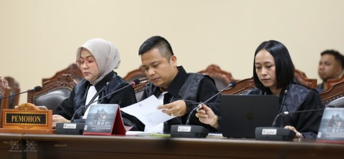 Perubahan UU Polri Digugat ke MK, Pemohon Nilai Partisipasi Publik Tak Bermakna Komparatif.ID, Jakarta– Mahkamah Konstitusi menggelar sidang pemeriksaan pendahuluan terhadap permohonan uji formil Perubahan Ketiga atas Undang-Undang Nomor 2 Tahun 2002 tentang Kepolisian Negara Republik Indonesia, Selasa (30/6/2026). Dalam sidang tersebut, para pemohon menilai proses pembentukan perubahan Undang-Undang Polri tidak memenuhi asas partisipasi publik yang bermakna sebagaimana telah ditegaskan dalam putusan Mahkamah Konstitusi. Sidang yang berlangsung di Ruang Sidang Panel Gedung 2 Mahkamah Konstitusi, Jakarta, dipimpin Ketua Mahkamah Konstitusi Suhartoyo didampingi Hakim Konstitusi M. Guntur Hamzah dan Daniel Yusmic P. Foekh. Permohonan Nomor 227/PUU-XXIV/2026 diajukan oleh Syamsul Jahidin, Singgih Tomi Gumilang, dan Kharisma Jomenta Surbakti. Ketiganya mengajukan uji formil terhadap proses pembentukan perubahan Undang-Undang Polri dengan alasan bertentangan dengan ketentuan pembentukan peraturan perundang-undangan.