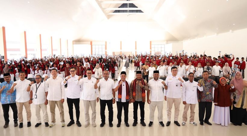 OJK Aceh Serahkan 1.150 Rekening dan 1.000 Polis untuk Pelajar Bireuen