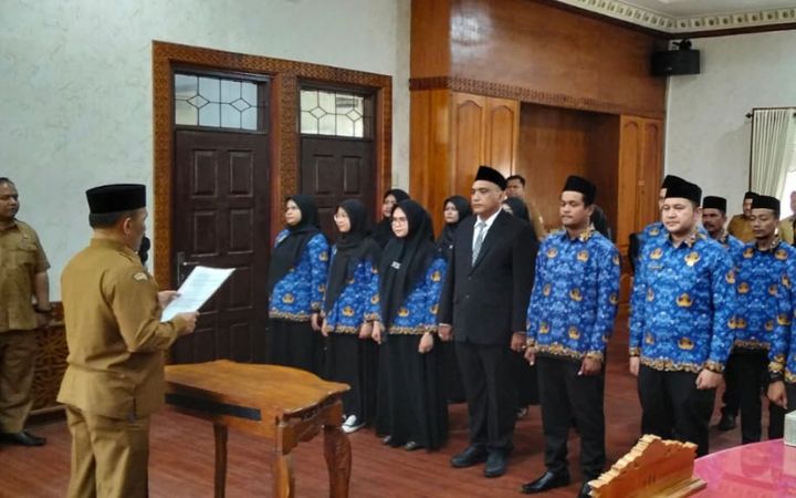 Bupati Sarjani Lantik 17 Pejabat di Lingkungan Pemkab Pidie