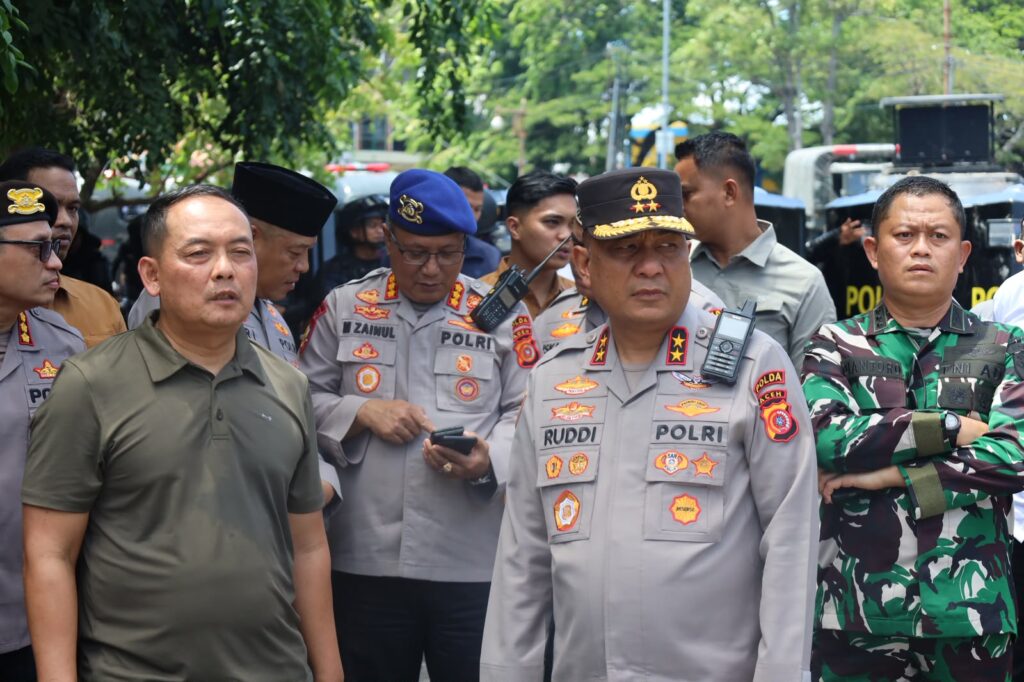 Kapolda Aceh Sebut Serambi Mekkah Kondusif Komparatif.ID, Banda Aceh– Polda Aceh memastikan kondisi Aceh tetap aman dan kondusif setelah pelaksanaan zikir dalam rangka memperingati Hari Damai Aceh (HDA) ke-21 di Masjid Raya Baiturrahman, Banda Aceh, Sabtu (15/8/26). Kabid Humas Polda Aceh Kombes Pol Joko Krisdiyanto mengatakan, kegiatan zikir tersebut telah selesai dilaksanakan. Meski sempat terjadi kericuhan di tengah acara, situasi disebut dapat segera dikendalikan oleh petugas sehingga kondisi kembali terkendali. “Pelaksanaan zikir pada peringatan HDA ke-21 di Masjid Raya Baiturrahman telah selesai. Walaupun sempat terjadi kericuhan saat acara zikir, situasi dapat segera dikendalikan dan tetap kondusif,” kata Joko dalam rilisnya.