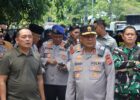 Kapolda Aceh Sebut Serambi Mekkah Kondusif Komparatif.ID, Banda Aceh– Polda Aceh memastikan kondisi Aceh tetap aman dan kondusif setelah pelaksanaan zikir dalam rangka memperingati Hari Damai Aceh (HDA) ke-21 di Masjid Raya Baiturrahman, Banda Aceh, Sabtu (15/8/26). Kabid Humas Polda Aceh Kombes Pol Joko Krisdiyanto mengatakan, kegiatan zikir tersebut telah selesai dilaksanakan. Meski sempat terjadi kericuhan di tengah acara, situasi disebut dapat segera dikendalikan oleh petugas sehingga kondisi kembali terkendali. “Pelaksanaan zikir pada peringatan HDA ke-21 di Masjid Raya Baiturrahman telah selesai. Walaupun sempat terjadi kericuhan saat acara zikir, situasi dapat segera dikendalikan dan tetap kondusif,” kata Joko dalam rilisnya.