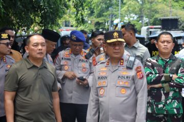 Kapolda Aceh Sebut Serambi Mekkah Kondusif Komparatif.ID, Banda Aceh– Polda Aceh memastikan kondisi Aceh tetap aman dan kondusif setelah pelaksanaan zikir dalam rangka memperingati Hari Damai Aceh (HDA) ke-21 di Masjid Raya Baiturrahman, Banda Aceh, Sabtu (15/8/26). Kabid Humas Polda Aceh Kombes Pol Joko Krisdiyanto mengatakan, kegiatan zikir tersebut telah selesai dilaksanakan. Meski sempat terjadi kericuhan di tengah acara, situasi disebut dapat segera dikendalikan oleh petugas sehingga kondisi kembali terkendali. “Pelaksanaan zikir pada peringatan HDA ke-21 di Masjid Raya Baiturrahman telah selesai. Walaupun sempat terjadi kericuhan saat acara zikir, situasi dapat segera dikendalikan dan tetap kondusif,” kata Joko dalam rilisnya.