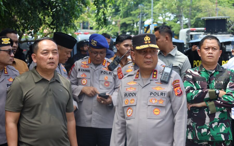 Kapolda Aceh Sebut Serambi Mekkah Kondusif Komparatif.ID, Banda Aceh– Polda Aceh memastikan kondisi Aceh tetap aman dan kondusif setelah pelaksanaan zikir dalam rangka memperingati Hari Damai Aceh (HDA) ke-21 di Masjid Raya Baiturrahman, Banda Aceh, Sabtu (15/8/26). Kabid Humas Polda Aceh Kombes Pol Joko Krisdiyanto mengatakan, kegiatan zikir tersebut telah selesai dilaksanakan. Meski sempat terjadi kericuhan di tengah acara, situasi disebut dapat segera dikendalikan oleh petugas sehingga kondisi kembali terkendali. “Pelaksanaan zikir pada peringatan HDA ke-21 di Masjid Raya Baiturrahman telah selesai. Walaupun sempat terjadi kericuhan saat acara zikir, situasi dapat segera dikendalikan dan tetap kondusif,” kata Joko dalam rilisnya.