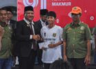 Lepas PSSB U-13, Bupati Bireuen Cerita Perjuangan Membiayai Laskar Batee Kureng Komparatif.ID, Bireuen– Bupati Bireuen H. Mukhlis, S.T. melepas keberangkatan skuad Persatuan Sepak Bola Bireuen (PSSB) U-13 yang akan tampil pada ajang Piala Soeratin U-13 PSSI Aceh 2026 di Kuta Asan, Pidie. Pelepasan tersebut berlangsung di Pendopo Bireuen, Sabtu malam (15/8/26). Dalam kesempatan itu, Mukhlis tidak hanya memberikan pesan kepada para pemain muda PSSB, tetapi juga menceritakan kembali pengalamannya ketika pernah memimpin klub berjuluk Laskar Batee Kureng tersebut. Mukhlis menyampaikan bahwa dirinya pernah menjabat sebagai Ketua Umum PSSB ketika Bireuen dipimpin oleh H. Ruslan M. Daud. Pada masa tersebut, PSSB tampil di Divisi Utama Liga Indonesia yang dikelola Liga Prima Indonesia Sportindo (LPIS) di bawah kepemimpinan Ketua PSSI saat itu, Djohar Arifin Husin.