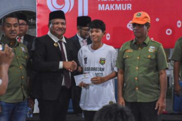 Lepas PSSB U-13, Bupati Bireuen Cerita Perjuangan Membiayai Laskar Batee Kureng Komparatif.ID, Bireuen– Bupati Bireuen H. Mukhlis, S.T. melepas keberangkatan skuad Persatuan Sepak Bola Bireuen (PSSB) U-13 yang akan tampil pada ajang Piala Soeratin U-13 PSSI Aceh 2026 di Kuta Asan, Pidie. Pelepasan tersebut berlangsung di Pendopo Bireuen, Sabtu malam (15/8/26). Dalam kesempatan itu, Mukhlis tidak hanya memberikan pesan kepada para pemain muda PSSB, tetapi juga menceritakan kembali pengalamannya ketika pernah memimpin klub berjuluk Laskar Batee Kureng tersebut. Mukhlis menyampaikan bahwa dirinya pernah menjabat sebagai Ketua Umum PSSB ketika Bireuen dipimpin oleh H. Ruslan M. Daud. Pada masa tersebut, PSSB tampil di Divisi Utama Liga Indonesia yang dikelola Liga Prima Indonesia Sportindo (LPIS) di bawah kepemimpinan Ketua PSSI saat itu, Djohar Arifin Husin.