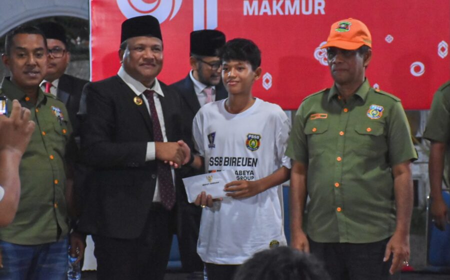 Lepas PSSB U-13, Bupati Bireuen Cerita Perjuangan Membiayai Laskar Batee Kureng Komparatif.ID, Bireuen– Bupati Bireuen H. Mukhlis, S.T. melepas keberangkatan skuad Persatuan Sepak Bola Bireuen (PSSB) U-13 yang akan tampil pada ajang Piala Soeratin U-13 PSSI Aceh 2026 di Kuta Asan, Pidie. Pelepasan tersebut berlangsung di Pendopo Bireuen, Sabtu malam (15/8/26). Dalam kesempatan itu, Mukhlis tidak hanya memberikan pesan kepada para pemain muda PSSB, tetapi juga menceritakan kembali pengalamannya ketika pernah memimpin klub berjuluk Laskar Batee Kureng tersebut. Mukhlis menyampaikan bahwa dirinya pernah menjabat sebagai Ketua Umum PSSB ketika Bireuen dipimpin oleh H. Ruslan M. Daud. Pada masa tersebut, PSSB tampil di Divisi Utama Liga Indonesia yang dikelola Liga Prima Indonesia Sportindo (LPIS) di bawah kepemimpinan Ketua PSSI saat itu, Djohar Arifin Husin.