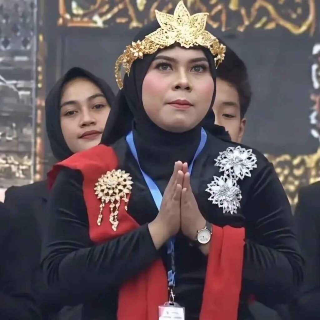 Akademia, Susanah, dan Bahaya Menjadikan Orang Kecil sebagai Simbol Ada kisah tentang dunia akademik yang belakangan membuat saya kembali berpikir tentang bagaimana seseorang bisa diangkat menjadi simbol, lalu dijatuhkan ketika simbol itu tidak lagi sesuai dengan harapan. Kisah itu bermula dari Jason Arday, profesor Sosiologi dari Universitas Cambridge. Arday dikenal sebagai profesor termuda yang pernah diangkat oleh Cambridge. Ia juga merupakan seorang akademisi kulit hitam yang berasal dari kawasan miskin di London Selatan. Kisah hidupnya mudah dijadikan cerita inspiratif. Seorang anak dari lingkungan miskin berhasil mencapai salah satu institusi pendidikan paling bergengsi di dunia. Cerita semacam ini dengan mudah berubah menjadi pesan bahwa siapa pun bisa berhasil selama bekerja keras dan memiliki semangat untuk menjadi pemenang.