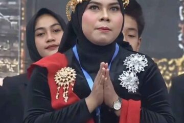 Akademia, Susanah, dan Bahaya Menjadikan Orang Kecil sebagai Simbol Ada kisah tentang dunia akademik yang belakangan membuat saya kembali berpikir tentang bagaimana seseorang bisa diangkat menjadi simbol, lalu dijatuhkan ketika simbol itu tidak lagi sesuai dengan harapan. Kisah itu bermula dari Jason Arday, profesor Sosiologi dari Universitas Cambridge. Arday dikenal sebagai profesor termuda yang pernah diangkat oleh Cambridge. Ia juga merupakan seorang akademisi kulit hitam yang berasal dari kawasan miskin di London Selatan. Kisah hidupnya mudah dijadikan cerita inspiratif. Seorang anak dari lingkungan miskin berhasil mencapai salah satu institusi pendidikan paling bergengsi di dunia. Cerita semacam ini dengan mudah berubah menjadi pesan bahwa siapa pun bisa berhasil selama bekerja keras dan memiliki semangat untuk menjadi pemenang.