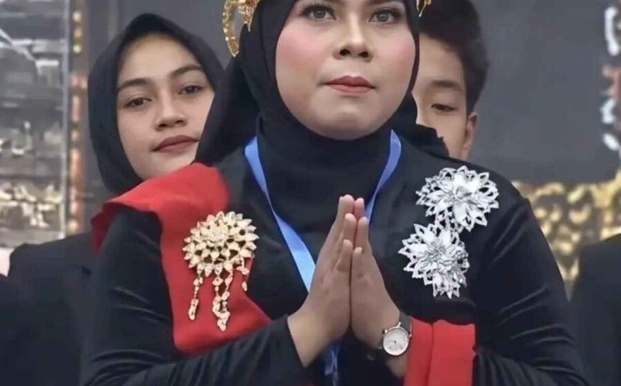 Akademia, Susanah, dan Bahaya Menjadikan Orang Kecil sebagai Simbol Ada kisah tentang dunia akademik yang belakangan membuat saya kembali berpikir tentang bagaimana seseorang bisa diangkat menjadi simbol, lalu dijatuhkan ketika simbol itu tidak lagi sesuai dengan harapan. Kisah itu bermula dari Jason Arday, profesor Sosiologi dari Universitas Cambridge. Arday dikenal sebagai profesor termuda yang pernah diangkat oleh Cambridge. Ia juga merupakan seorang akademisi kulit hitam yang berasal dari kawasan miskin di London Selatan. Kisah hidupnya mudah dijadikan cerita inspiratif. Seorang anak dari lingkungan miskin berhasil mencapai salah satu institusi pendidikan paling bergengsi di dunia. Cerita semacam ini dengan mudah berubah menjadi pesan bahwa siapa pun bisa berhasil selama bekerja keras dan memiliki semangat untuk menjadi pemenang.