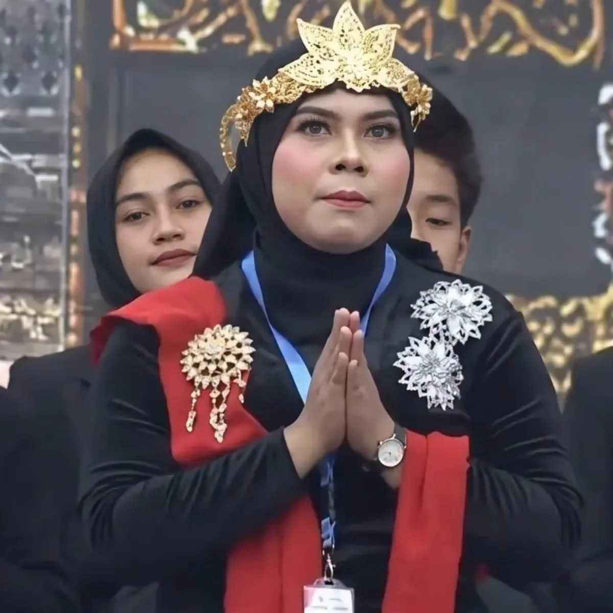 Akademia, Susanah, dan Bahaya Menjadikan Orang Kecil sebagai Simbol Ada kisah tentang dunia akademik yang belakangan membuat saya kembali berpikir tentang bagaimana seseorang bisa diangkat menjadi simbol, lalu dijatuhkan ketika simbol itu tidak lagi sesuai dengan harapan. Kisah itu bermula dari Jason Arday, profesor Sosiologi dari Universitas Cambridge. Arday dikenal sebagai profesor termuda yang pernah diangkat oleh Cambridge. Ia juga merupakan seorang akademisi kulit hitam yang berasal dari kawasan miskin di London Selatan. Kisah hidupnya mudah dijadikan cerita inspiratif. Seorang anak dari lingkungan miskin berhasil mencapai salah satu institusi pendidikan paling bergengsi di dunia. Cerita semacam ini dengan mudah berubah menjadi pesan bahwa siapa pun bisa berhasil selama bekerja keras dan memiliki semangat untuk menjadi pemenang.