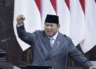 Prabowo Tegaskan Pelindungan Pekerja, Porsi Pengemudi Ojol Disebut Naik Jadi 92 Persen Komparatif.ID, Jakarta– Presiden Republik Indonesia Prabowo Subianto menegaskan komitmen pemerintah memperkuat pelindungan dan kesejahteraan pekerja melalui sejumlah kebijakan. Komitmen itu antara lain diwujudkan dengan pengesahan UU Nomor 2 Tahun 2026 tentang Pelindungan Pekerja Rumah Tangga serta peningkatan porsi pembagian hasil bagi pengemudi ojek online dari 80 persen menjadi 92 persen. Hal tersebut disampaikan Prabowo dalam Pidato Kenegaraan pada Sidang Tahunan MPR RI serta Sidang Bersama DPD RI dan DPR RI Tahun 2026 di Gedung Nusantara, Kompleks Parlemen, Senayan, Jakarta, Jumat (14/8/2026).