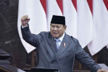 Prabowo Tegaskan Pelindungan Pekerja, Porsi Pengemudi Ojol Disebut Naik Jadi 92 Persen Komparatif.ID, Jakarta– Presiden Republik Indonesia Prabowo Subianto menegaskan komitmen pemerintah memperkuat pelindungan dan kesejahteraan pekerja melalui sejumlah kebijakan. Komitmen itu antara lain diwujudkan dengan pengesahan UU Nomor 2 Tahun 2026 tentang Pelindungan Pekerja Rumah Tangga serta peningkatan porsi pembagian hasil bagi pengemudi ojek online dari 80 persen menjadi 92 persen. Hal tersebut disampaikan Prabowo dalam Pidato Kenegaraan pada Sidang Tahunan MPR RI serta Sidang Bersama DPD RI dan DPR RI Tahun 2026 di Gedung Nusantara, Kompleks Parlemen, Senayan, Jakarta, Jumat (14/8/2026).