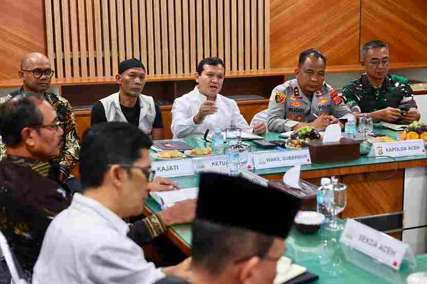 Usai Kerusuhan Hari Damai Aceh, Forkopimda Sepakat Konsultasi soal Bendera Bulan Bintang Komparatif.ID, Banda Aceh– Dinamika kerusuhan yang terjadi saat peringatan Hari Damai Aceh menjadi fokus pembahasan dalam rapat Forum Komunikasi Pimpinan Daerah (Forkopimda) Aceh di Kantor Gubernur Aceh, Minggu (16 Agustus 2026). Rapat tersebut dipimpin Wakil Gubernur Aceh Fadhlullah atau Dek Fadh. Sebelumnya, rapat mendapat arahan dari Wali Nanggroe Aceh Malik Mahmud Al Haytar dan Gubernur Aceh Muzakir Manaf. Juru Bicara Pemerintah Aceh, Nurlis Effendi, mengatakan arahan tersebut terutama meminta Forkopimda segera menggelar rapat untuk mencari akar persoalan dan solusi atas peristiwa yang terjadi di Aceh.