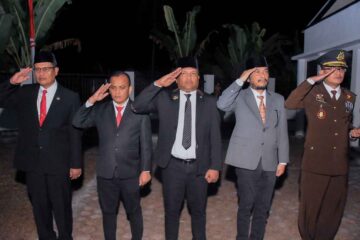 Bupati Bireuen Hadiri Apel Kehormatan dan Renungan Suci HUT ke-81 RI Komparatif.ID, Bireuen– Bupati Bireuen menghadiri Apel Kehormatan dan Renungan Suci dalam rangka memperingati Hari Ulang Tahun (HUT) ke-81 Kemerdekaan Republik Indonesia di Makam Kolonel Hussein Yusuf, Kabupaten Bireuen, Minggu (16/8/2026) malam. Kegiatan tersebut berlangsung dalam suasana khidmat sebagai bentuk penghormatan kepada para pahlawan yang telah berjuang dan mengorbankan jiwa dan raga untuk kemerdekaan Indonesia. Apel dipimpin oleh Dandim 0111/Bireuen Letkol Inf. Dikdik Sukayat, S.I.P., M.I.P. selaku Inspektur Upacara. Kegiatan turut dihadiri Wakil Bupati Bireuen, unsur Forum Koordinasi Pimpinan Daerah (Forkopimda), jajaran TNI dan Polri, serta Satuan Polisi Pamong Praja (Satpol PP) Kabupaten Bireuen.