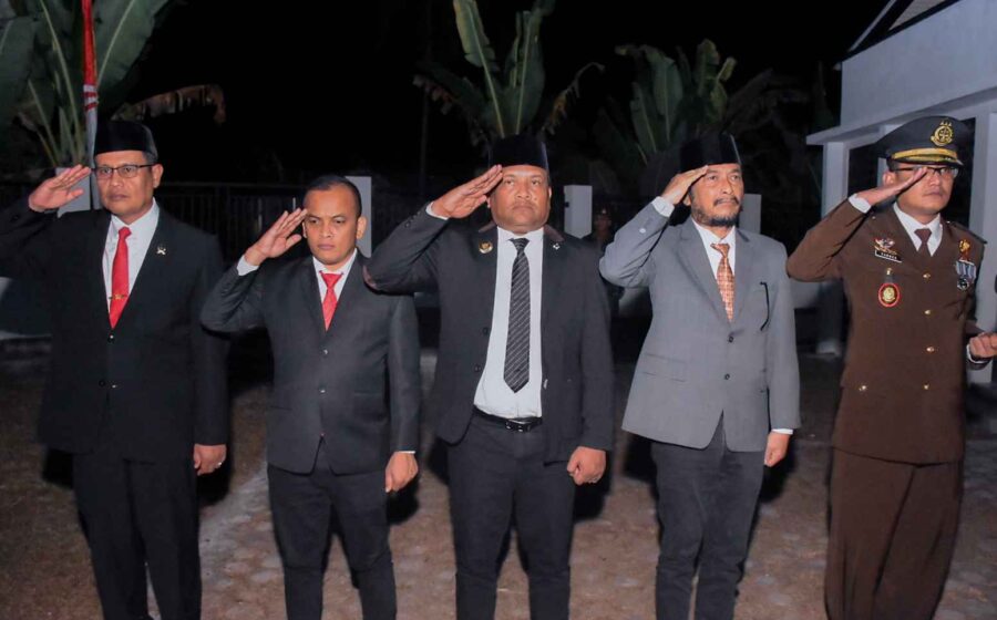 Bupati Bireuen Hadiri Apel Kehormatan dan Renungan Suci HUT ke-81 RI Komparatif.ID, Bireuen– Bupati Bireuen menghadiri Apel Kehormatan dan Renungan Suci dalam rangka memperingati Hari Ulang Tahun (HUT) ke-81 Kemerdekaan Republik Indonesia di Makam Kolonel Hussein Yusuf, Kabupaten Bireuen, Minggu (16/8/2026) malam. Kegiatan tersebut berlangsung dalam suasana khidmat sebagai bentuk penghormatan kepada para pahlawan yang telah berjuang dan mengorbankan jiwa dan raga untuk kemerdekaan Indonesia. Apel dipimpin oleh Dandim 0111/Bireuen Letkol Inf. Dikdik Sukayat, S.I.P., M.I.P. selaku Inspektur Upacara. Kegiatan turut dihadiri Wakil Bupati Bireuen, unsur Forum Koordinasi Pimpinan Daerah (Forkopimda), jajaran TNI dan Polri, serta Satuan Polisi Pamong Praja (Satpol PP) Kabupaten Bireuen.