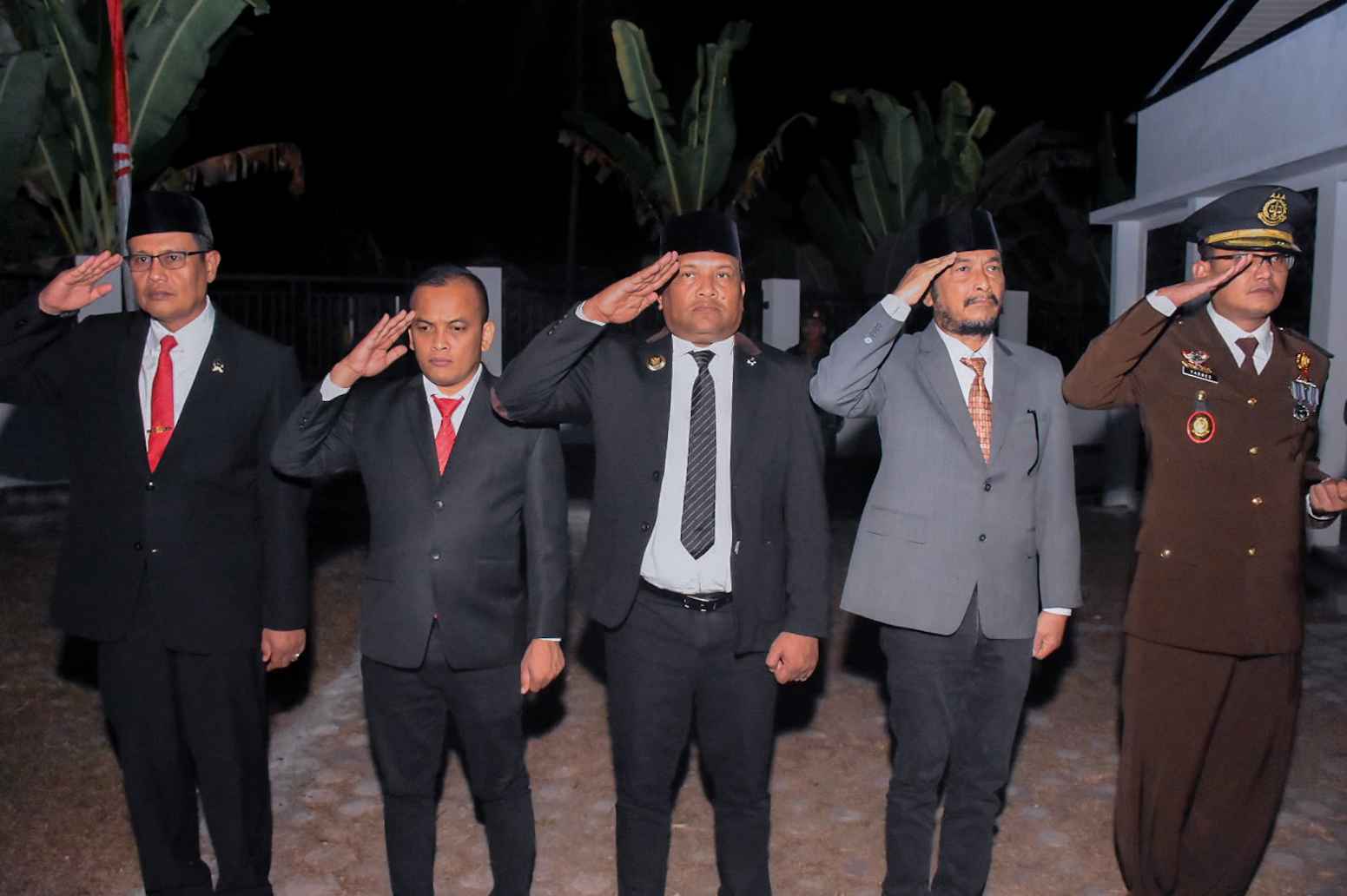 Bupati Bireuen Hadiri Apel Kehormatan dan Renungan Suci HUT ke-81 RI Komparatif.ID, Bireuen– Bupati Bireuen menghadiri Apel Kehormatan dan Renungan Suci dalam rangka memperingati Hari Ulang Tahun (HUT) ke-81 Kemerdekaan Republik Indonesia di Makam Kolonel Hussein Yusuf, Kabupaten Bireuen, Minggu (16/8/2026) malam. Kegiatan tersebut berlangsung dalam suasana khidmat sebagai bentuk penghormatan kepada para pahlawan yang telah berjuang dan mengorbankan jiwa dan raga untuk kemerdekaan Indonesia. Apel dipimpin oleh Dandim 0111/Bireuen Letkol Inf. Dikdik Sukayat, S.I.P., M.I.P. selaku Inspektur Upacara. Kegiatan turut dihadiri Wakil Bupati Bireuen, unsur Forum Koordinasi Pimpinan Daerah (Forkopimda), jajaran TNI dan Polri, serta Satuan Polisi Pamong Praja (Satpol PP) Kabupaten Bireuen.